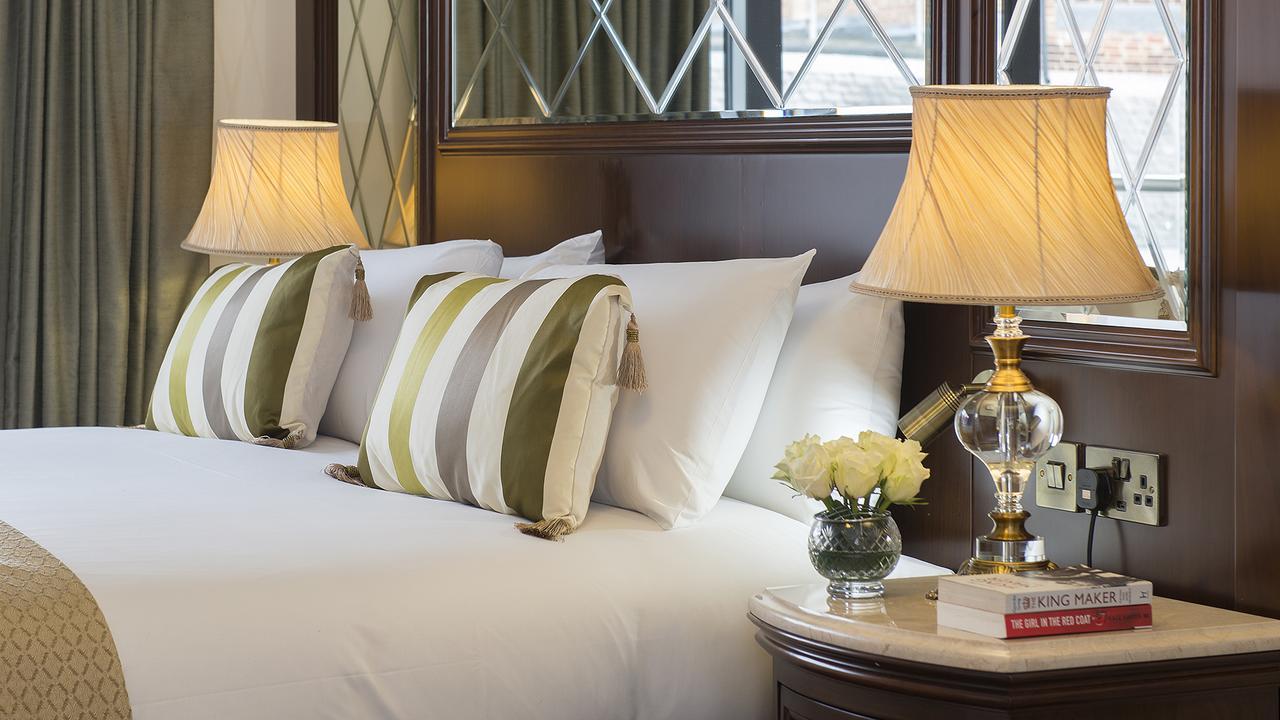 The George Street Hotel Oxford Kültér fotó A bedroom at The Imperial