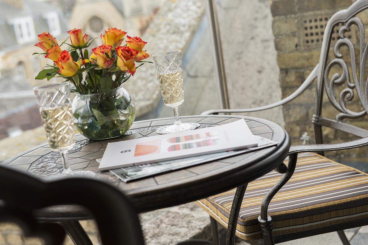 The George Street Hotel Oxford Kültér fotó A bistro table in Paris