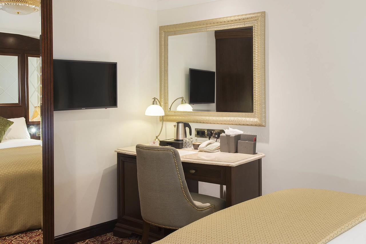 The George Street Hotel Oxford Kültér fotó A vanity table in a hotel room
